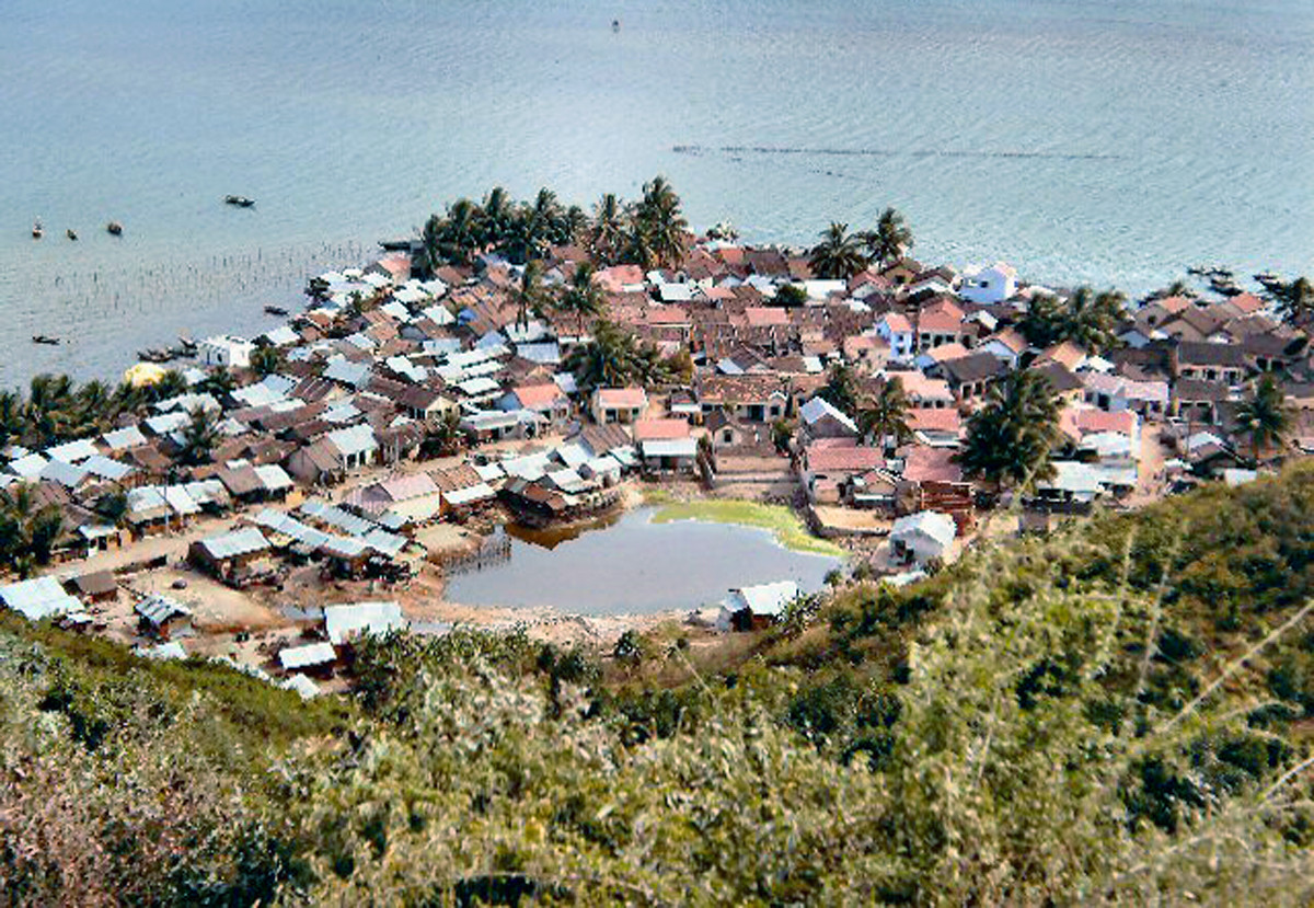 Một làng chài gần Nha Trang, nhìn từ cao điểm Hawk Hill. Ảnh: 459thsignal.org.