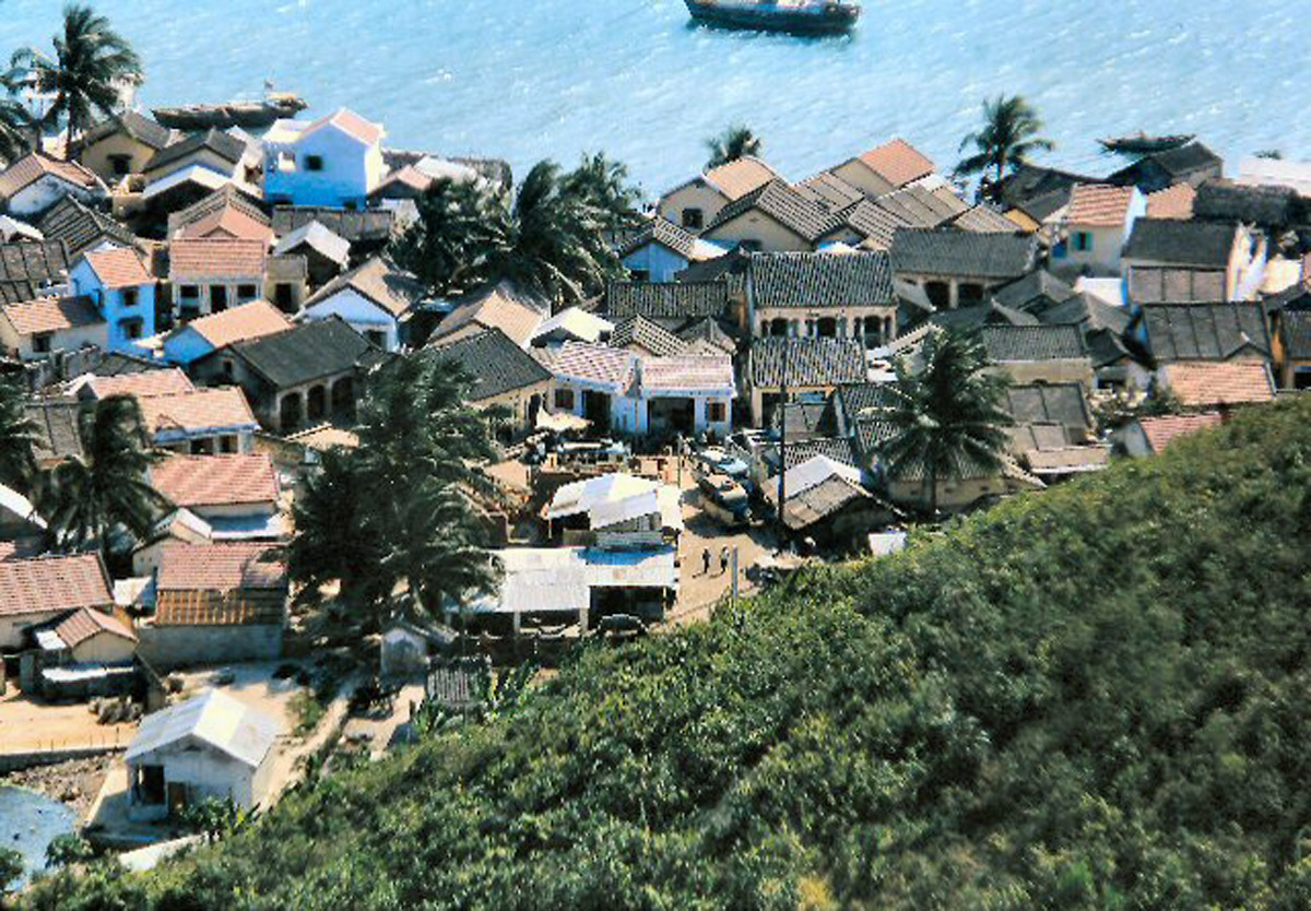 Giữa bức ảnh là khu vực họp chợ của làng. Có thể thấy một số xe khách đỗ tại đây. Ảnh: 459thsignal.org.