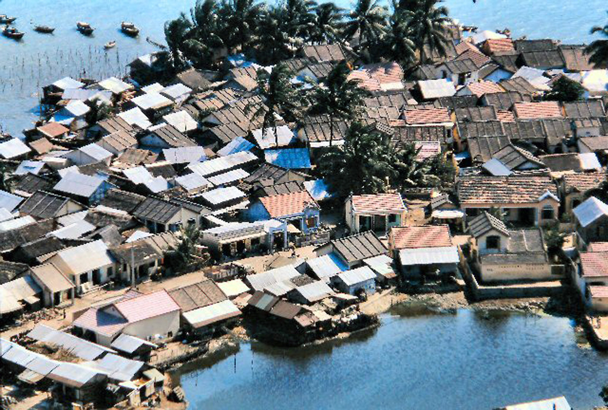 Khung cảnh thơ mộng của làng chài bên bờ biển. Ảnh: 459thsignal.org.