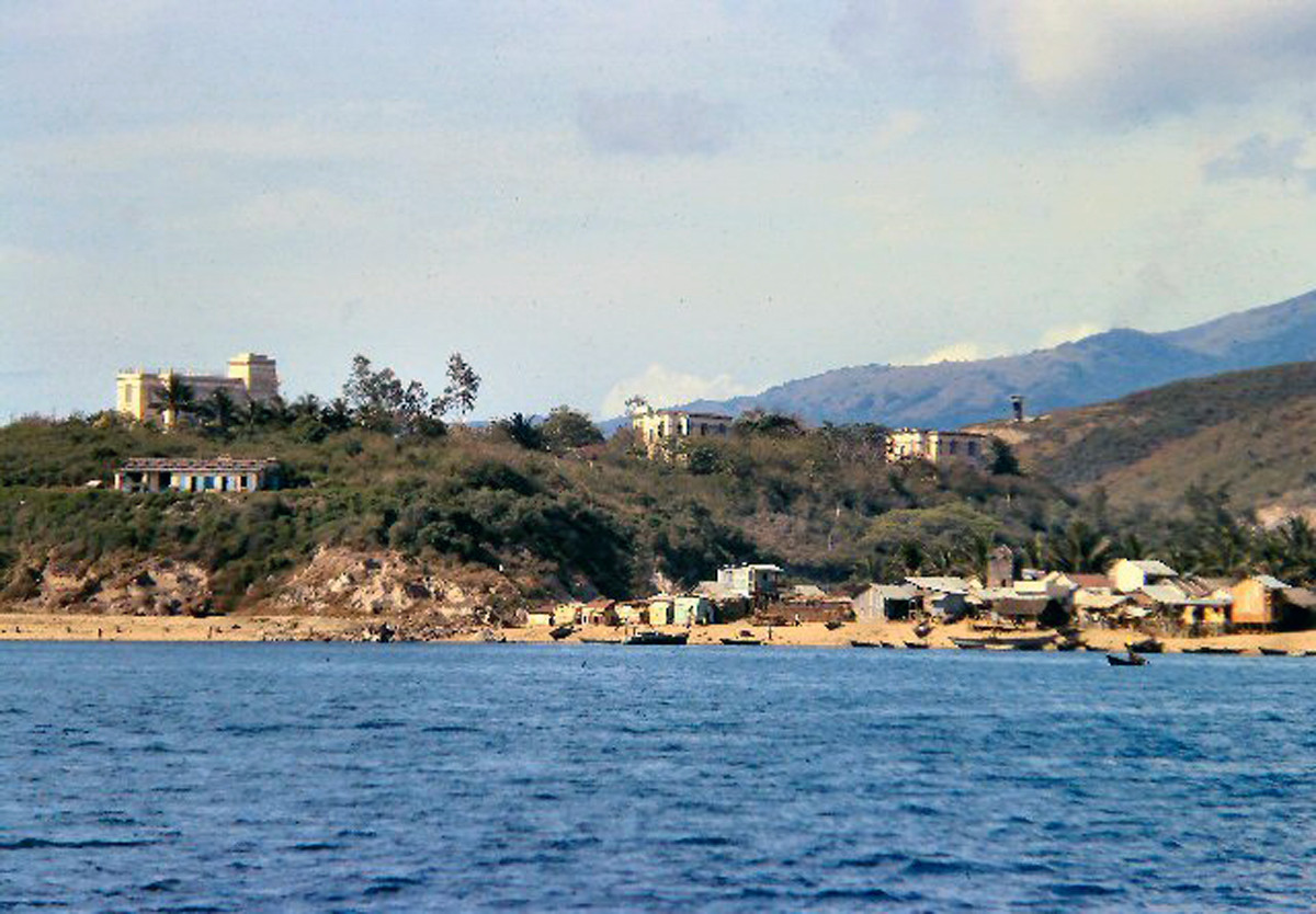 Toàn cảnh khu biệt điện Cầu Đá, quần thể kiến trúc nổi tiếng của Nha Trang nhìn từ ngoài biển, khoảng cuối thập niên 1960. Ảnh: 459thsignal.org.