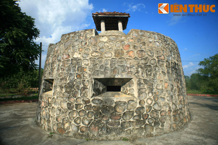 Đông Khê là cụm cứ điểm quan trọng trên tuyến phòng thủ Quốc lộ 4 của Pháp. Lực lượng địch gồm 2 đại đội lính lê dương và một trung đội ngụy quân, trang bị pháo 105mm, 57mm, pháo cối và hỏa lực mạnh khác.