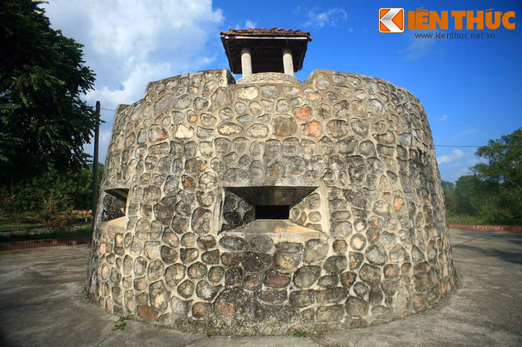 Đông Khê là cụm cứ điểm quan trọng trên tuyến phòng thủ Quốc lộ 4 của Pháp. Lực lượng địch gồm 2 đại đội lính lê dương và một trung đội ngụy quân, trang bị pháo 105mm, 57mm, pháo cối và hỏa lực mạnh khác.