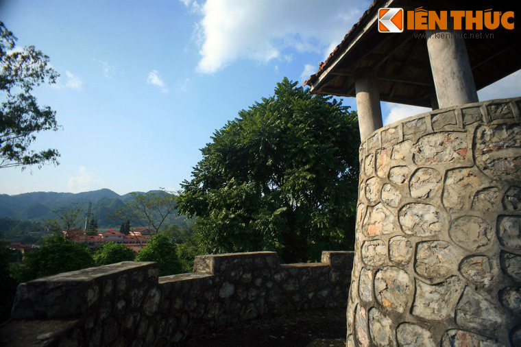 Từ ngày 16/9/1950, Tổng Tham mưu trưởng Hoàng Văn Thái trực tiếp chỉ huy trận Đông Khê nhằm tiêu diệt cụm cứ điểm Đông Khê, cô lập địch ở Cao Bằng, tạo điều kiện đánh viện binh địch trên Quốc lộ 4. Trận đánh này diễn ra theo 2 giai đoạn.