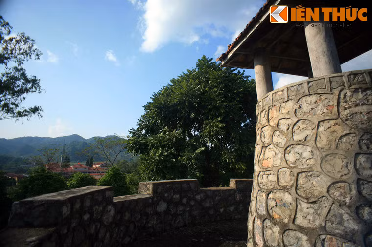 Từ ngày 16/9/1950, Tổng Tham mưu trưởng Hoàng Văn Thái trực tiếp chỉ huy trận Đông Khê nhằm tiêu diệt cụm cứ điểm Đông Khê, cô lập địch ở Cao Bằng, tạo điều kiện đánh viện binh địch trên Quốc lộ 4. Trận đánh này diễn ra theo 2 giai đoạn.