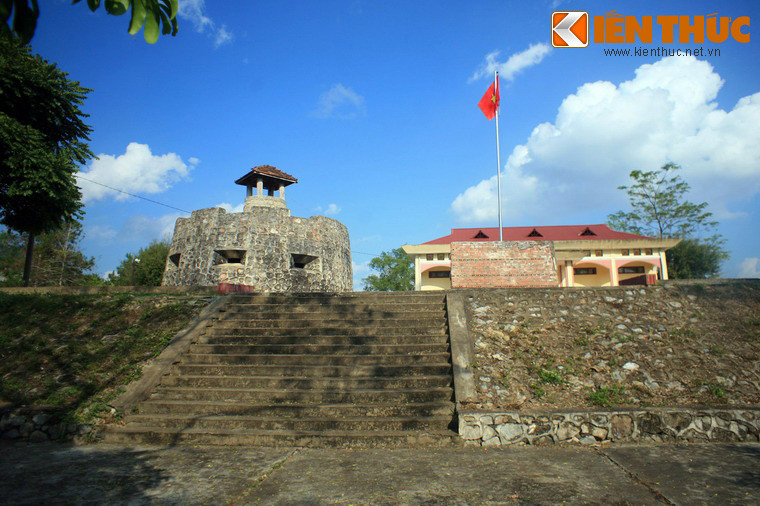 Cụm di tích đồn Đông Khê bao gồm các di tích chủ yếu là hệ thống lô cốt và hầm ngầm của địch cùng nhiều công trình khác như hệ thống hàng rào, công sự, cổng đồn có ụ súng đặt hoả lực 12, các địa điểm đóng quân và đồn trú của địch.