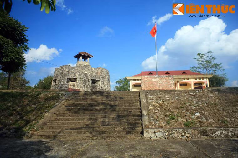 Cụm di tích đồn Đông Khê bao gồm các di tích chủ yếu là hệ thống lô cốt và hầm ngầm của địch cùng nhiều công trình khác như hệ thống hàng rào, công sự, cổng đồn có ụ súng đặt hoả lực 12, các địa điểm đóng quân và đồn trú của địch.