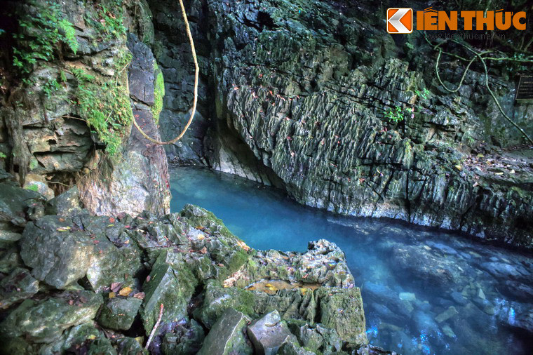 Nguồn của dòng suối chỉ cách hang Cốc Bó một quãng không xa. Ngọn núi mà dòng suối từ đó chảy ra được đặt tên là núi Các Mác. Cách đặt tên suối và tên núi như vậy mang ý nghĩa să sắc đối với cuộc cách mạng theo đường lối Mác - Lê Nin.