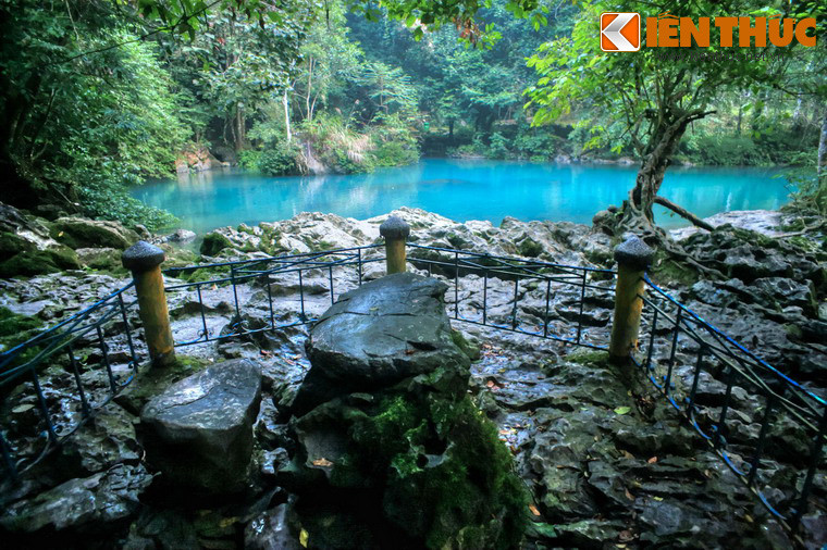 Giai đoạn ở chiến khu Pác Bó cũng là những tháng ngày cuộc sống của Bác Hồ gắn với suối Lê Nin. Ngày ngày, Người làm việc bên chiếc bàn đá đặt cạnh bờ suối. Dòng suối cũng là nguồn nước uống, nước sinh hoạt cho Người và các cán bộ cách mạng ở chiến khu.