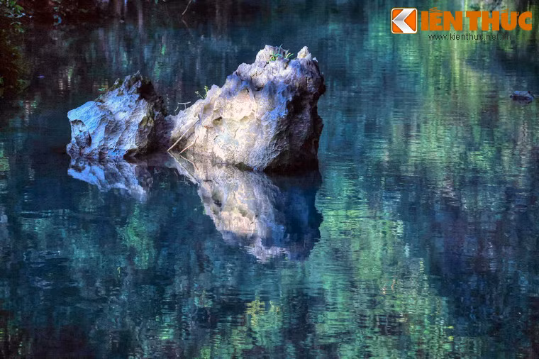 Ngồi bên bờ suối, đắm mình trong khung cảnh thiên nhiên tươi đẹp, du khách như chìm vào trong chốn bổng lai tiên cảnh.