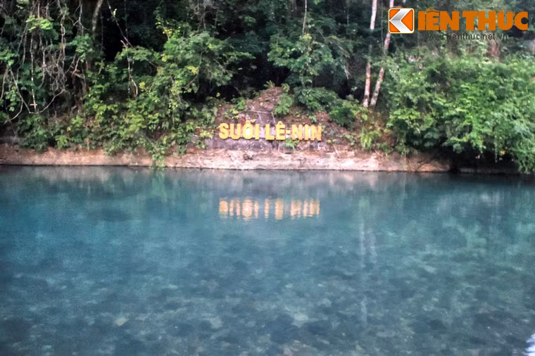 Nằm trong Khu di tích lịch sử cách mạng quốc gia đặc biệt Pác Bó (xã Trường Hà, huyện Hà Quảng tỉnh Cao Bằng), suối Lê Nin là một dòng suối có vị trí đặc biệt trong lịch sử cách mạng Việt Nam thế kỷ 20.