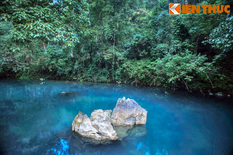 Ngồi bên bờ suối và nhẩm lại những vần thơ lạc quan của Bác Hồ, bất giác trào dâng niềm xúc động khi cảm thấy hình bóng Người như vẫn còn hiện diện ở nơi đây, rất gần gũi và ấm áp.