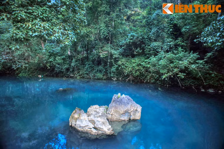 Ngồi bên bờ suối và nhẩm lại những vần thơ lạc quan của Bác Hồ, bất giác trào dâng niềm xúc động khi cảm thấy hình bóng Người như vẫn còn hiện diện ở nơi đây, rất gần gũi và ấm áp.