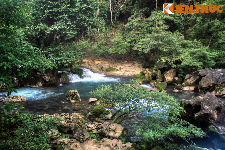 Trong khung cảnh bình yên ấy, từng gốc cây, từng phiến đá vẫn lưu giữ những ký ức về một giai đoạn cách mạng gian khổ và hào hùng ở núi rừng Việt Bắc.