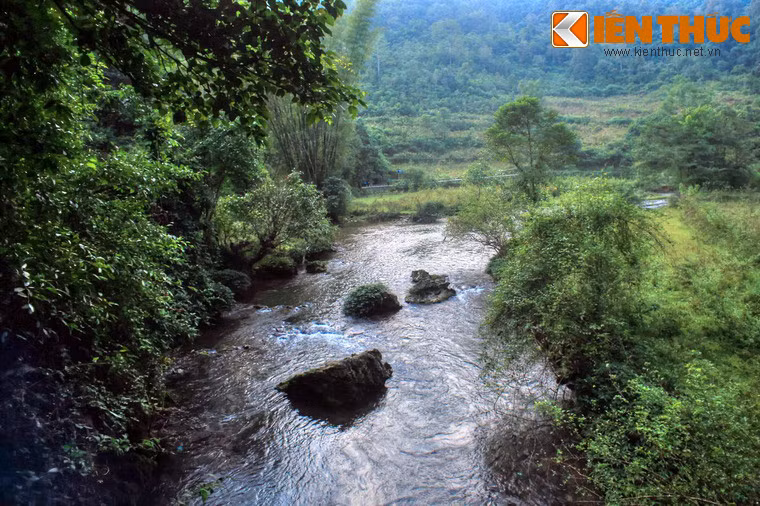 Từ chiến khu nằm xưa, suối Lê Nin giờ đây chảy qua khung cảnh bình yên các bản làng, đồng ruộng ở miền địa đầu đất nước.