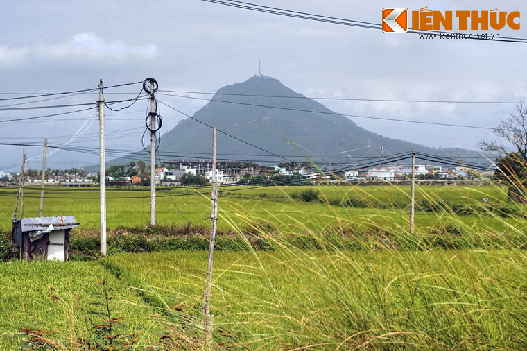 Quan sát từ các hướng khác nhau, dáng vẻ cân đối của ngọn núi không thay đổi nhiều.