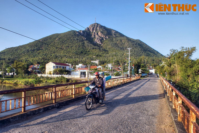 Hàng triệu năm trước, núi Chóp Chài từng là đảo đá giữa biển, sau này do những chấn động địa chất và phù sa bồi lắng mà khu vực quanh núi trở thành đồng bằng.