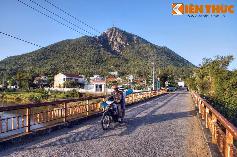 Hàng triệu năm trước, núi Chóp Chài từng là đảo đá giữa biển, sau này do những chấn động địa chất và phù sa bồi lắng mà khu vực quanh núi trở thành đồng bằng.