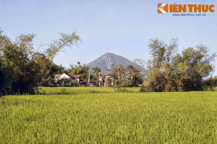 Theo quan niệm phong thuỷ của người xưa, sông Đà Rằng là con rồng uốn khúc, đầu ở thượng nguồn, đuôi vắt ngang qua làng Phước Hậu để giao nhau với núi Chóp Chài như con rùa khổng lồ vươn mình ra biển Đông. Thế đất Long Qui giao hoà này khiến Phú Yên là vùng địa linh nhân kiệt.