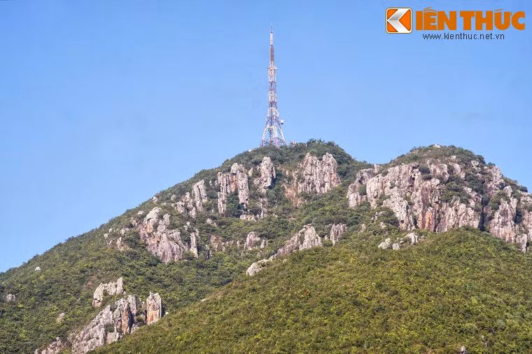 Ngày nay trên núi còn có nhiều công trình viễn thông dân sự và quân sự.