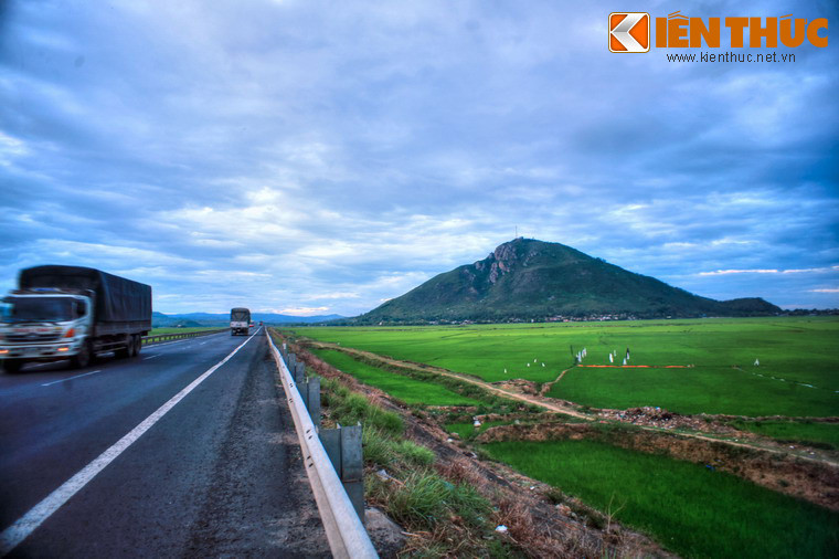 Căn cứ vào hình dáng và thế núi thì nó còn có tên khác là Quy Sơn (núi Rùa) hay hòn Cổ Rùa, bởi nhìn giống một con rùa đang thò cổ ra bò trên mặt đồng rộng.