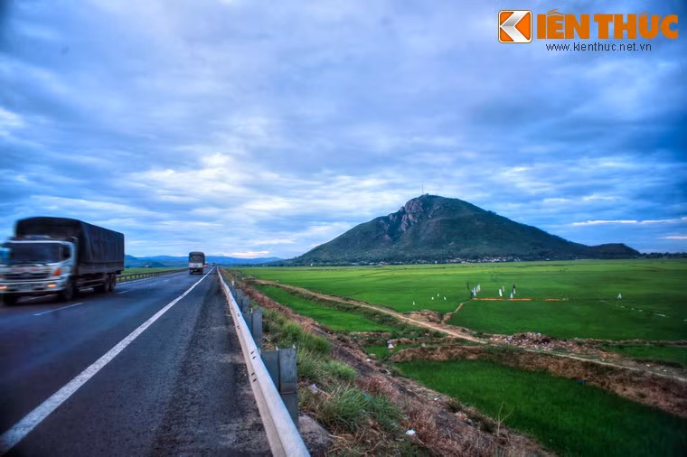 Căn cứ vào hình dáng và thế núi thì nó còn có tên khác là Quy Sơn (núi Rùa) hay hòn Cổ Rùa, bởi nhìn giống một con rùa đang thò cổ ra bò trên mặt đồng rộng.