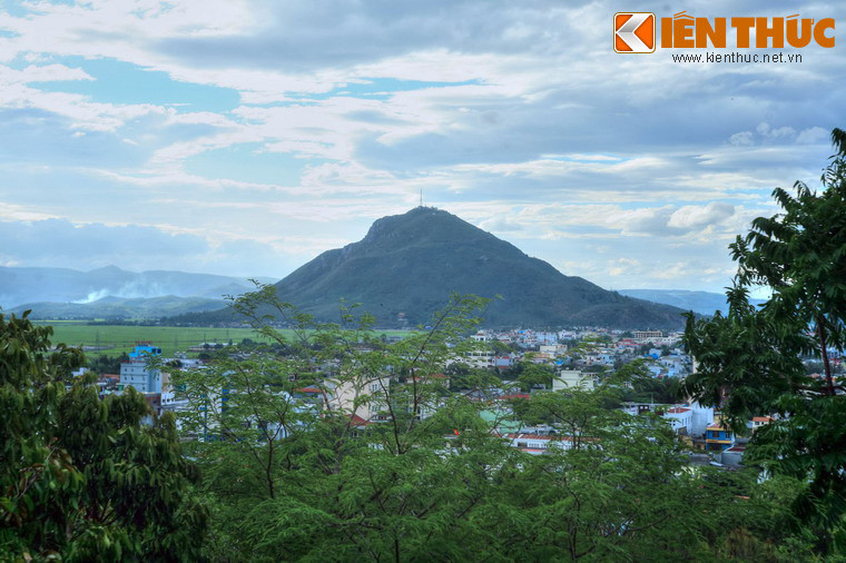 Núi có chiều cao 363 mét, nổi lên giữa vùng đồng bằng Tuy Hòa bằng phẳng. Chu vi quanh chân núi là 10 km.