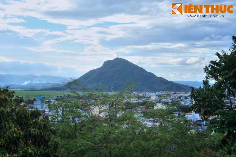 Núi có chiều cao 363 mét, nổi lên giữa vùng đồng bằng Tuy Hòa bằng phẳng. Chu vi quanh chân núi là 10 km.