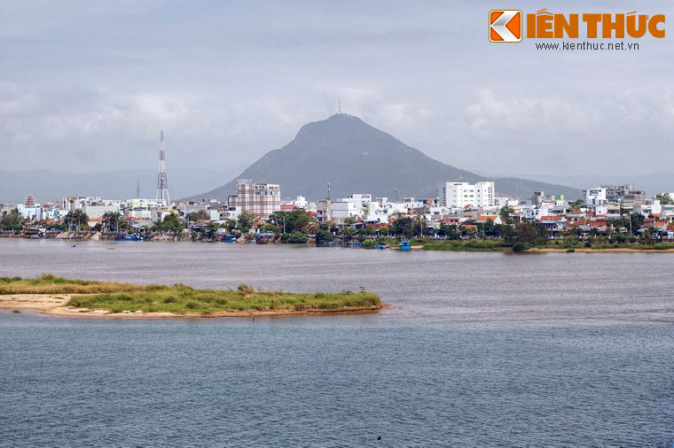 Trong tâm thức của người dân, núi Chóp Chài cùng với sông Ba đã trở thành biểu tượng quen thuộc của thành phố Tuy Hà và mành đất Phú Yên.