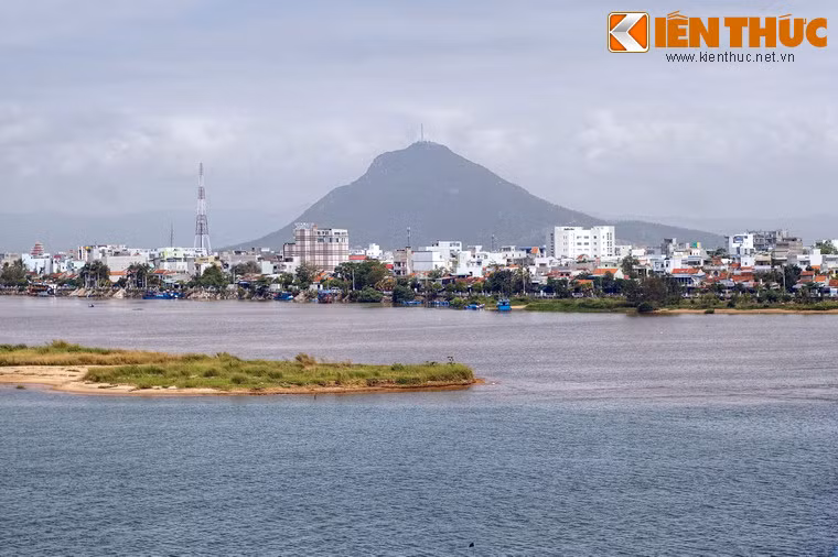 Trong tâm thức của người dân, núi Chóp Chài cùng với sông Ba đã trở thành biểu tượng quen thuộc của thành phố Tuy Hà và mành đất Phú Yên.