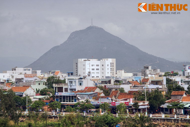 Có lẽ do ảnh hưởng từ quan niệm phong thủy trên mà quanh núi Chóp Chài có đến nhiều ngôi chùa cổ, có thể kể đến các chùa Hoà Sơn, Minh Sơn, Khánh Sơn, Bảo Lâm và chùa Hang.