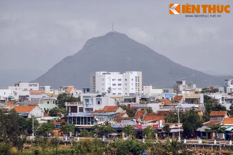 Có lẽ do ảnh hưởng từ quan niệm phong thủy trên mà quanh núi Chóp Chài có đến nhiều ngôi chùa cổ, có thể kể đến các chùa Hoà Sơn, Minh Sơn, Khánh Sơn, Bảo Lâm và chùa Hang.