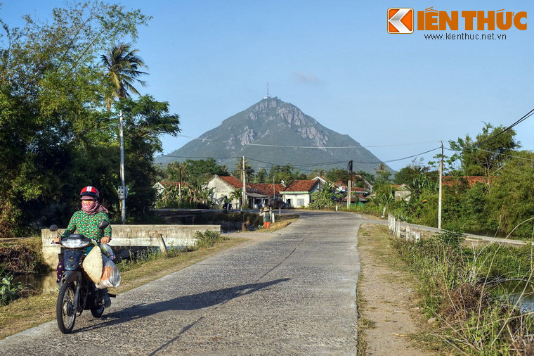 Đặc điềm này của núi Chóp Chài khá giống núi Phú Sĩ, biểu tượng của đất nước Nhật Bản.