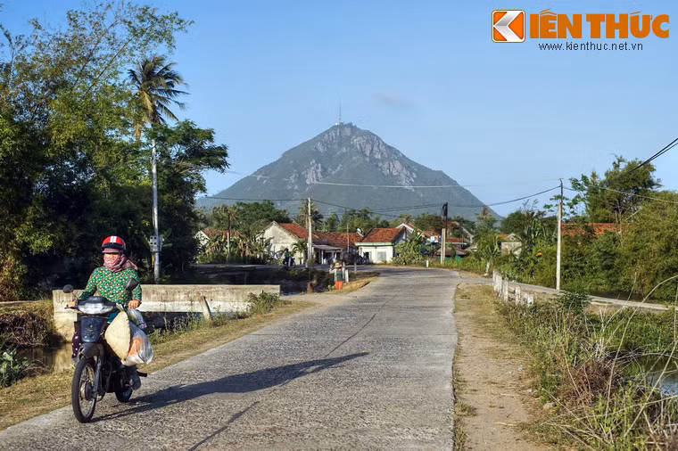 Đặc điềm này của núi Chóp Chài khá giống núi Phú Sĩ, biểu tượng của đất nước Nhật Bản.