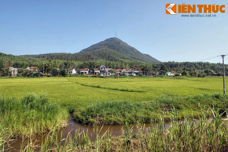 Theo các nhà khoa học, đây là ngọn núi trẻ, căn cứ theo cấu tạo địa chất so với toàn vùng thì không có liên hệ gì với dãy Trường Sơn.