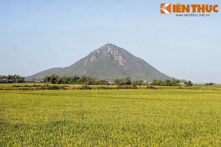 Nhìn từ xa, núi Chóp Chài có hình nón, trông tựa như một kim tự tháp khổng lồ.