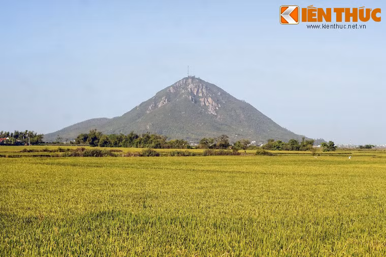 Nhìn từ xa, núi Chóp Chài có hình nón, trông tựa như một kim tự tháp khổng lồ.