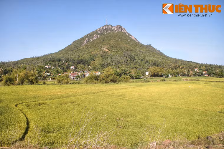 Nằm ở địa phận phận xã Bình Kiến, ngoại ô thành phố Tuy Hòa, núi Chóp Chài là một thắng cảnh nổi tiếng của mảnh đất Phú Yên.