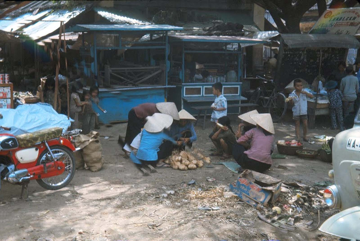 Một góc chợ Phan Rang năm 1967-1968. Ảnh: Michael's photos.