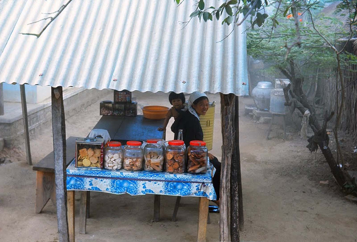 Tiệm bánh bên đường Quốc lộ 1 ở Phan Rang. Ảnh: Michael's photos.