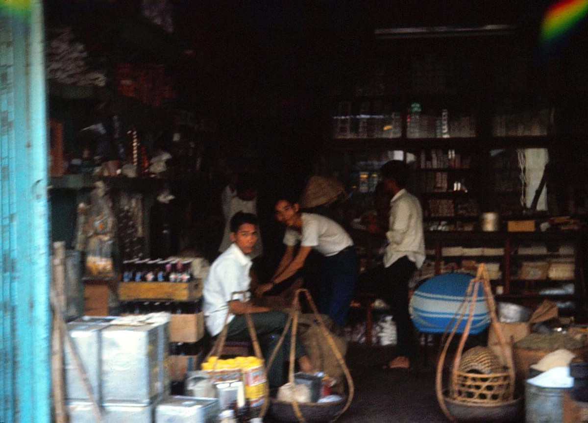 Trong một cửa hàng thực phẩm - tạp hóa ở đường Trần Quý Cáp. Ảnh: Michael's photos.