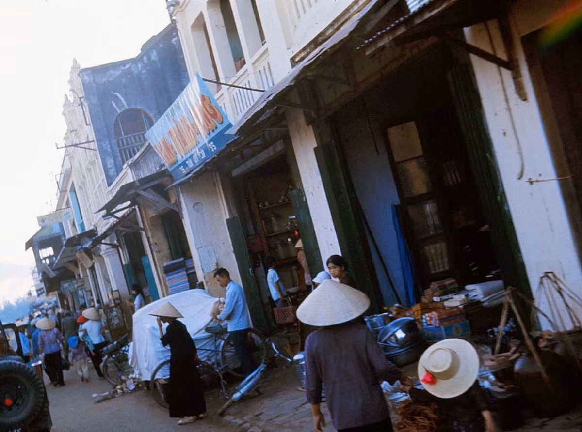 Các cửa hàng trên đường Trần Quý Cáp, thị xã Phan Rang. Ảnh: Michael's photos.