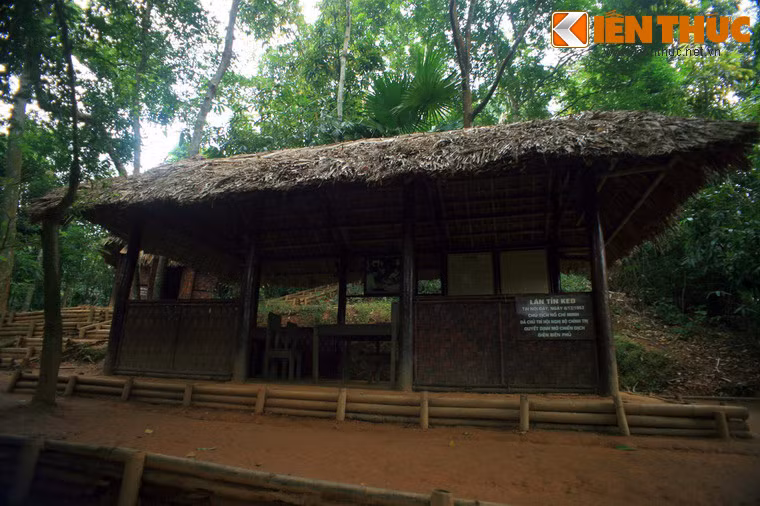 Nằm ở vị trí trung tâm của đồi Tỉn Keo là lán Tỉn Keo, một hội trường giữa rừng núi. Đây là nơi Hồ Chủ Tịch đã chủ trì cuộc họp Bộ Chính trị, họp bàn và đưa ra các quyết định quan trọng.