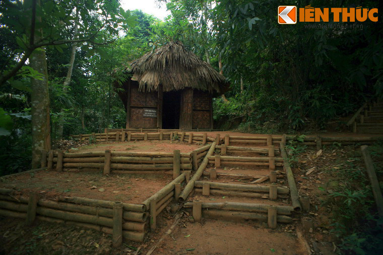 Trên đồi Tỉn Keo còn các khu lán khác, như lán của bộ phận bảo vệ, tạp vụ, thông tin liên lạc...