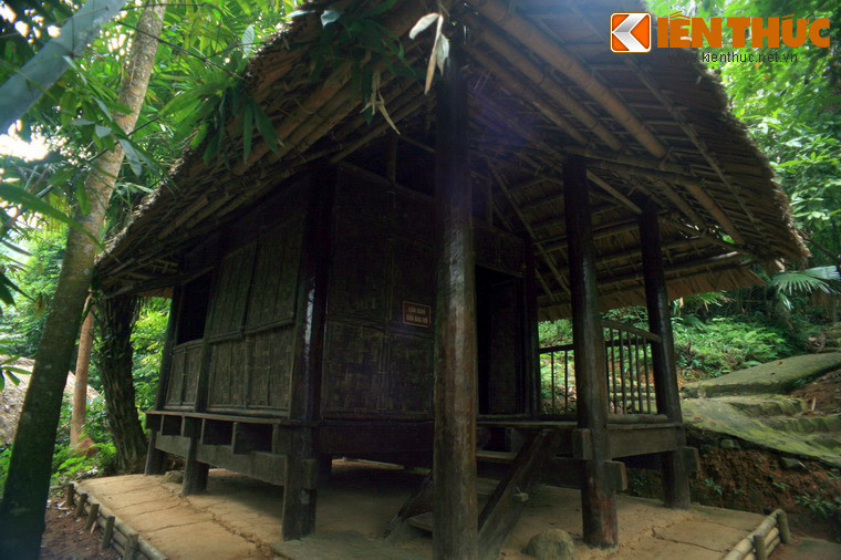 Cách lán tỉn Keo không xa là lán nghỉ của Bác Hồ. Đây là một căn lán nhỏ làm bằng các vật liệu thô sơ, không khác nhiều so với nơi cư ngụ của đồng bào dân tộc địa phương.