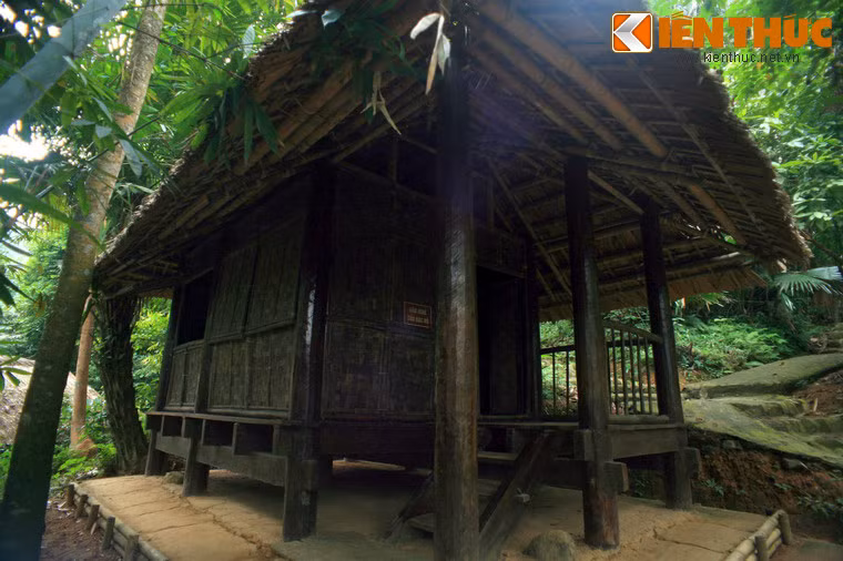 Cách lán tỉn Keo không xa là lán nghỉ của Bác Hồ. Đây là một căn lán nhỏ làm bằng các vật liệu thô sơ, không khác nhiều so với nơi cư ngụ của đồng bào dân tộc địa phương.