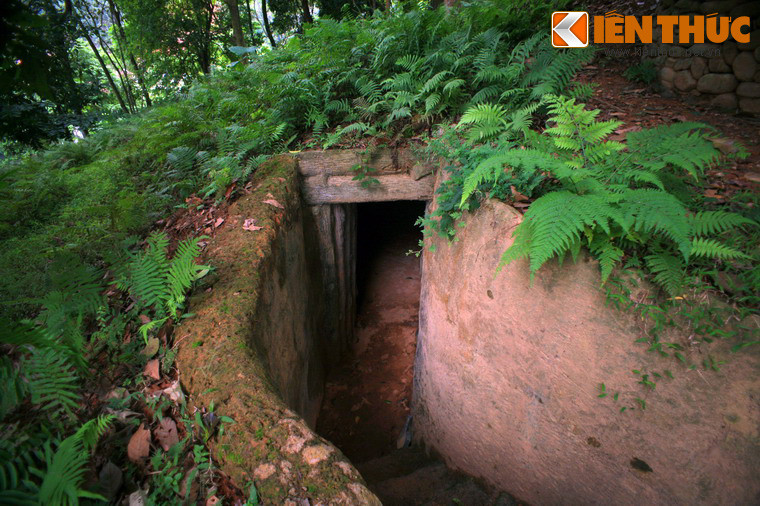 Hệ thống giao thông hào này nối với hầm địa đạo chắc chắn, chống được hỏa lực hạng nặng của địch. Phía trên hầm được ngụy trang bằng cây xanh.