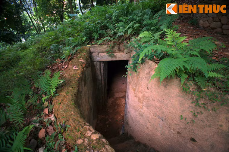 Hệ thống giao thông hào này nối với hầm địa đạo chắc chắn, chống được hỏa lực hạng nặng của địch. Phía trên hầm được ngụy trang bằng cây xanh.