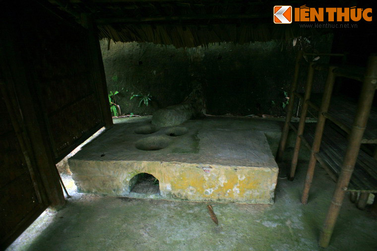 Khu lán bếp với căn bếp Hoàng Cầm, là nơi nấu ăn phục vụ Bác và các cán bộ, chiến sĩ.