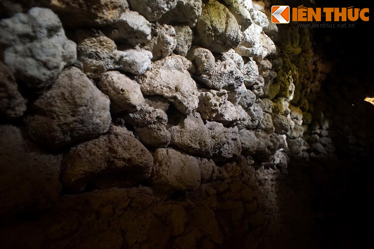 Toàn bộ vách hầm được ốp đá san hô và các loại vỏ sò ốc, mang dáng vẻ ma mị khó tả dưới ánh sáng mờ ảo.