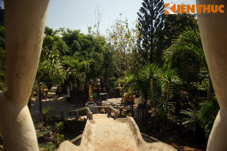 Cổng ra của "địa ngục" dẫn đến khu vườn có tòa tháp vỏ ốc nổi tiếng.